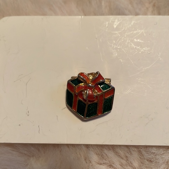 Vintage red and green Christmas present brooch - Picture 4 of 8